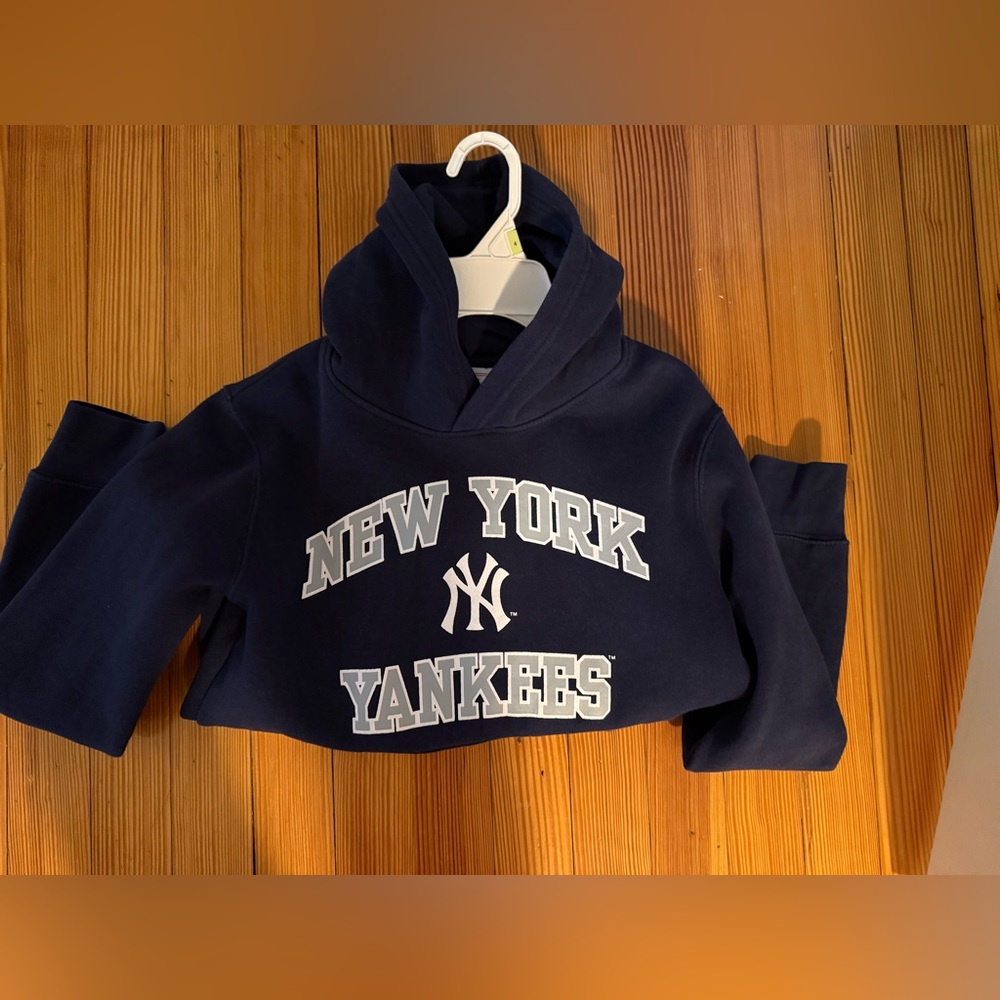 Youth M 10-12 Yankees hoodie - Picture 2 of 7